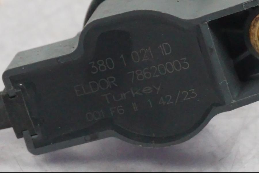 Snett nerifrån på Tändspole från en Ducati Multistrada V4 -2024 motorcykel.