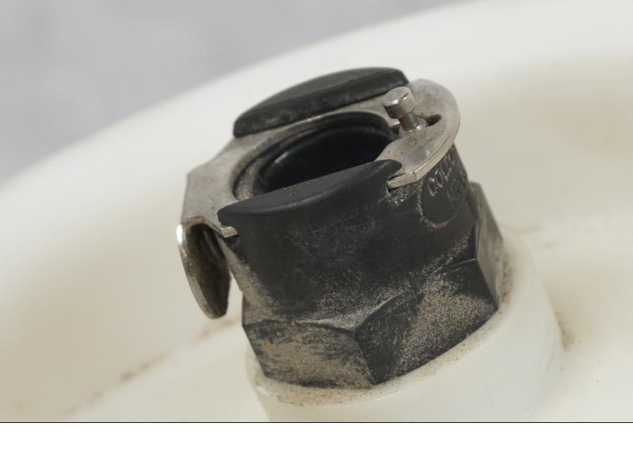 Vänster sida på Bensintanksanslutning från en BMW R 1200 GS -2005 motorcykel.