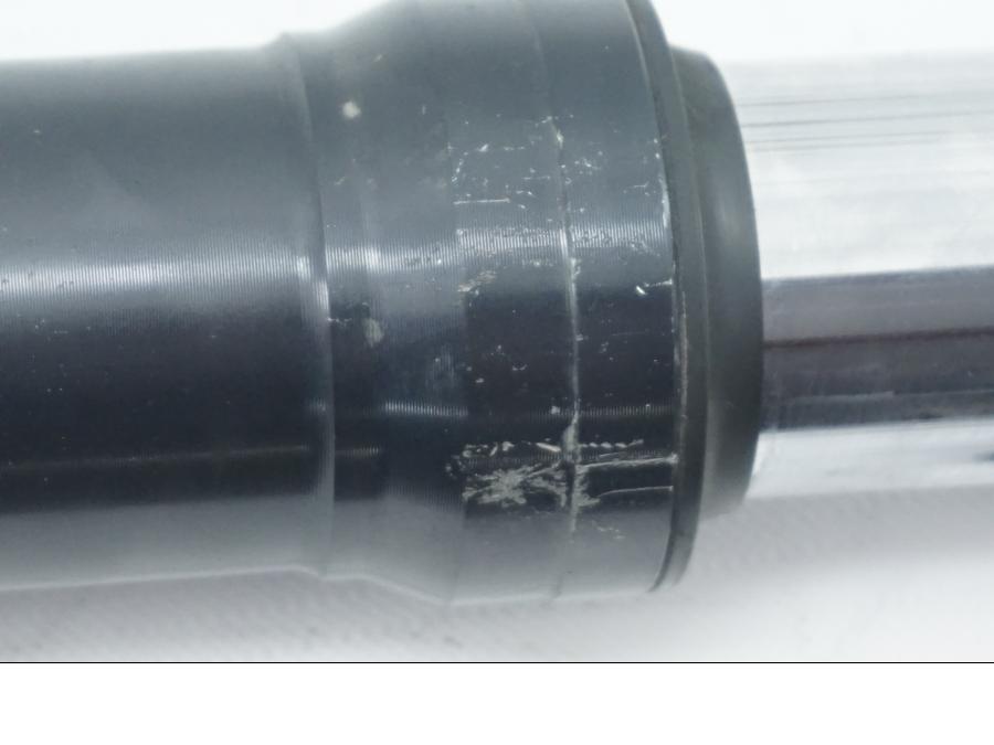 Snett nerifrån på Gaffelben från en Yamaha YZF 1000 R1 -2002 motorcykel.