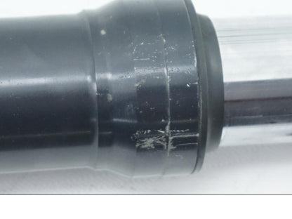 Snett nerifrån på Gaffelben från en Yamaha YZF 1000 R1 -2002 motorcykel.