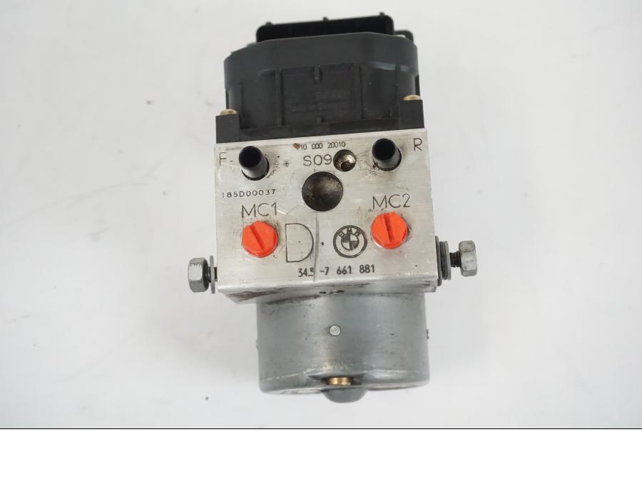 Baksidan på ABS Modulator från en BMW F 650 CS -2002 motorcykel.