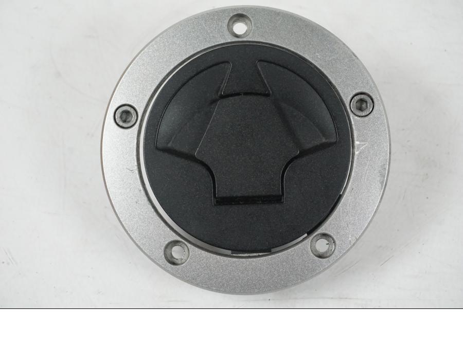 Snett nerifrån på <p>Låssats från Kawasaki ER-6N ABS 2014.</p>

<p>1st nyckel, tändningslås, sadellås, tanklock.</p>

<p>(småmärken finns på locket).</p> motorcykel.