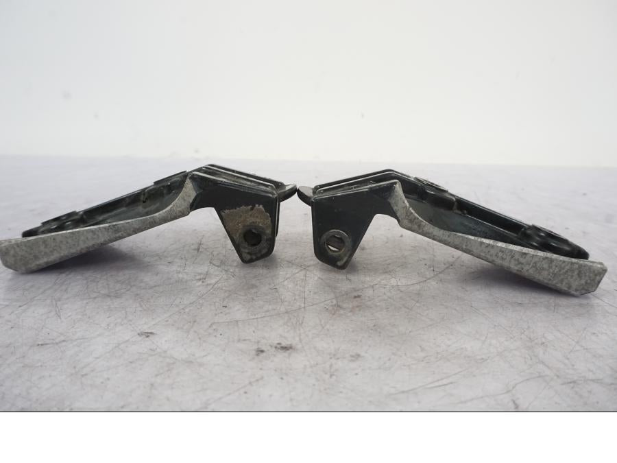 Snett nerifrån på Fotpinnefäste från en BMW R 1150 GS -2002 motorcykel.