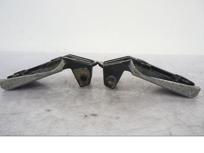 Snett nerifrån på Fotpinnefäste från en BMW R 1150 GS -2002 motorcykel.