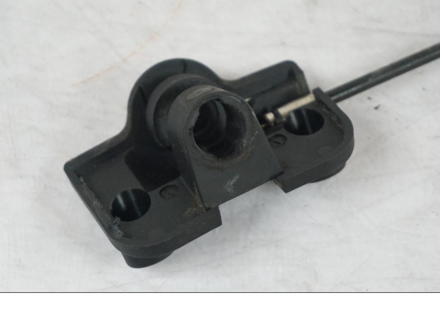 Baksidan på Sadellåsmekanism från en BMW R 1200 R -2007 motorcykel.