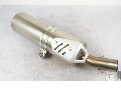 Snett nerifrån på Ljuddämpare från en BMW F 800 R -2011 motorcykel.