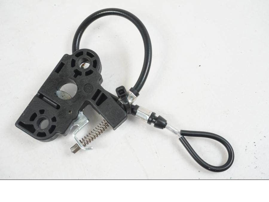 Höger sida på Sadellåsmekanism från en KTM 1290 Super Duke R EVO -2023 motorcykel.