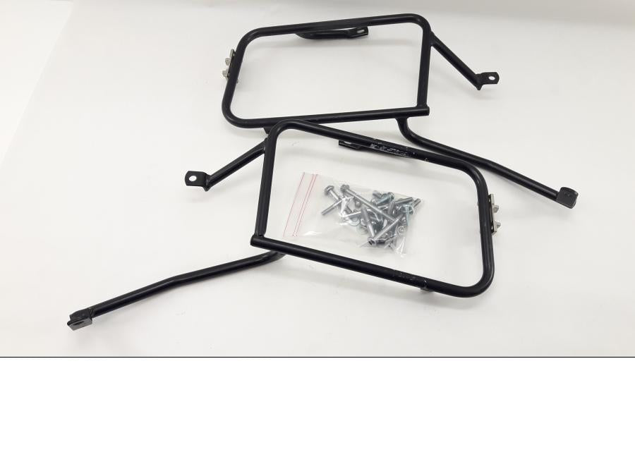 Framsidan på Sidoväskhållare från en Honda VFR 800 -2002 motorcykel.