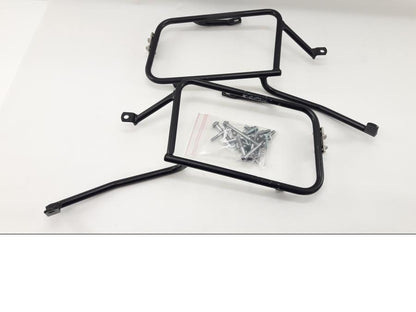 Framsidan på Sidoväskhållare från en Honda VFR 800 -2002 motorcykel.