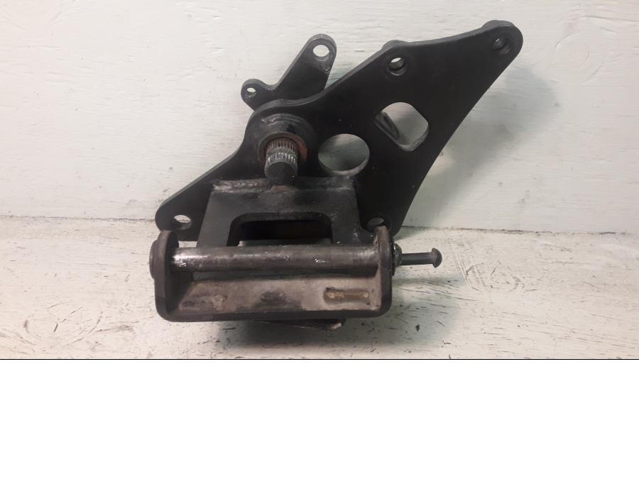 Framsidan på Fotplattefäste från en Kawasaki VN 900 -2007 motorcykel.