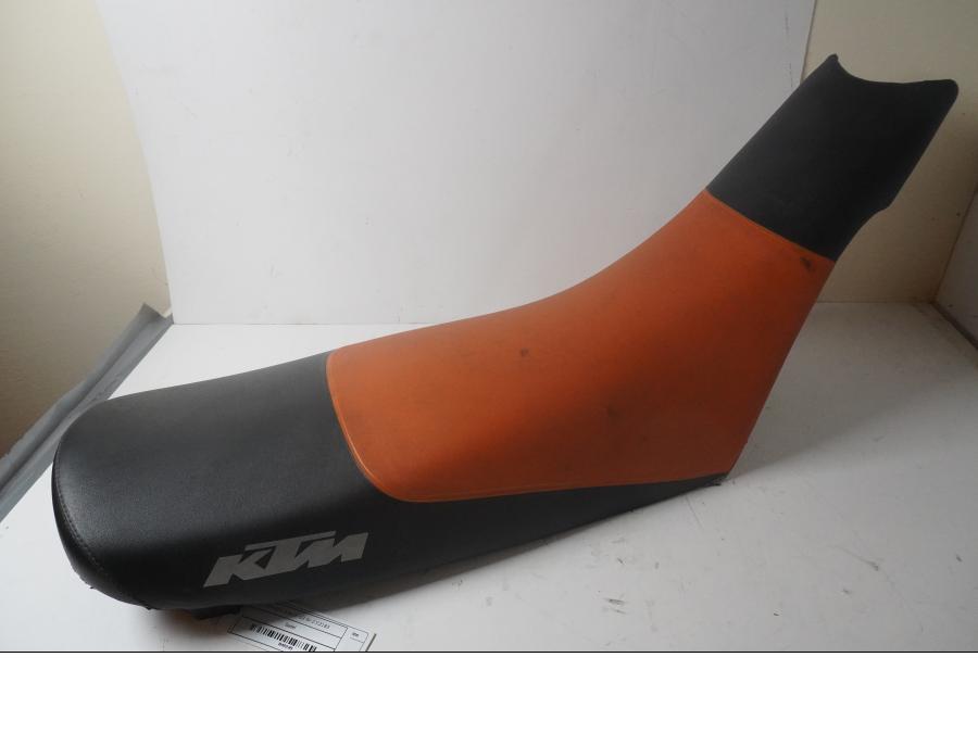 Baksidan på Sadel från en KTM 625 Duke II -2002 motorcykel.