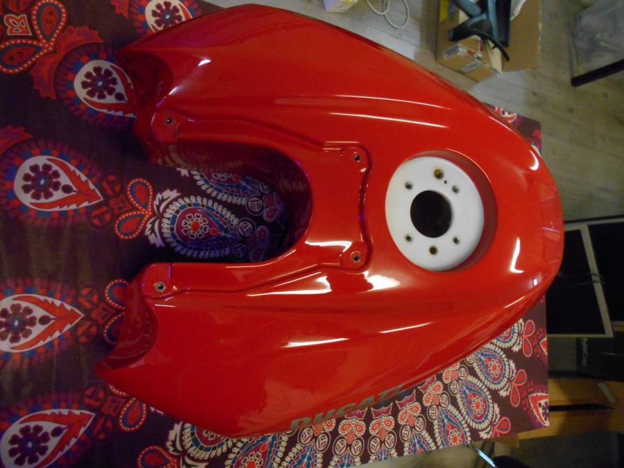 Höger sida på Bensintank från en Ducati Streetfighter 848 -2014 motorcykel.