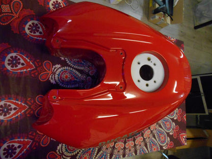 Höger sida på Bensintank från en Ducati Streetfighter 848 -2014 motorcykel.