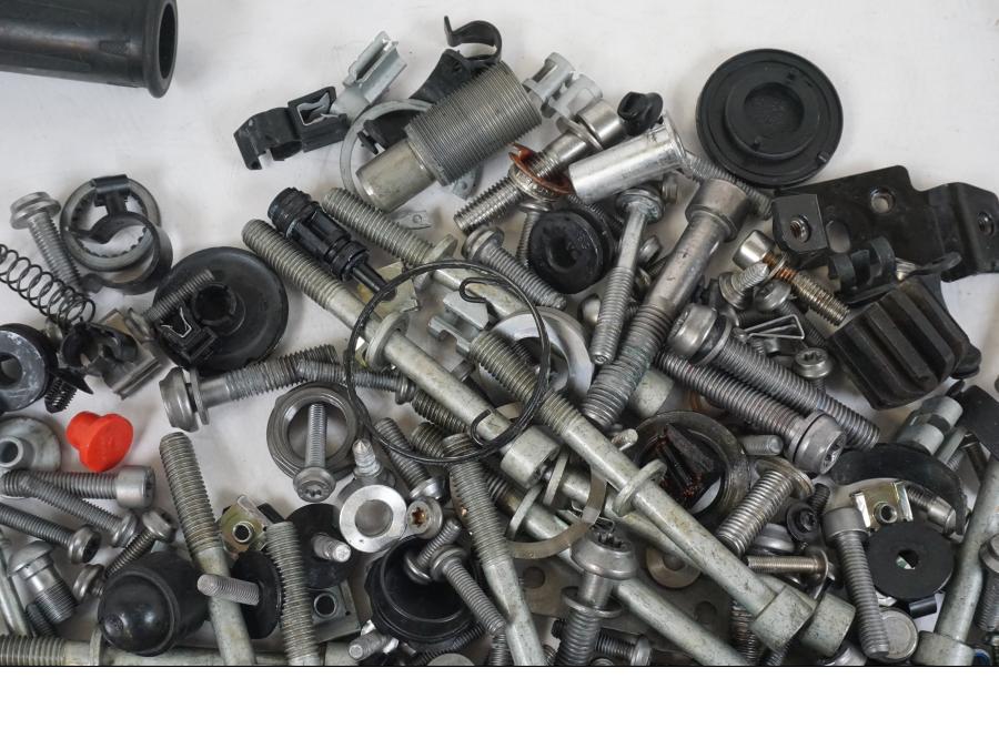 Snett uppifrån på Skruv / Mutter etc från en BMW R 1250 GS -2021 motorcykel.