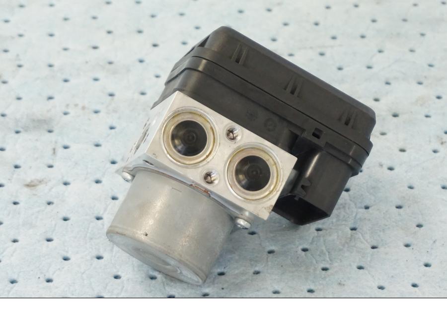 Vänster sida på ABS Modulator från en Yamaha X-Max 250 -2016 scooter.