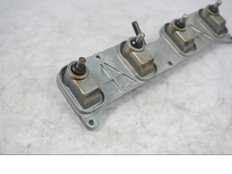 Höger sida på Fuel Rail från en Kawasaki ZX-10R -2008 motorcykel.