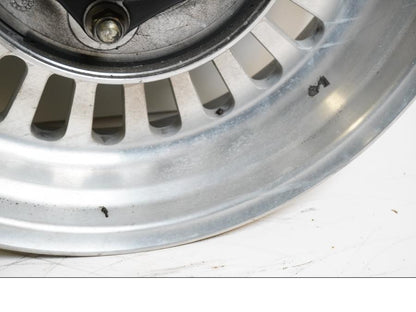 Höger sida på Fälg från en Triumph Rocket III -2011 motorcykel.