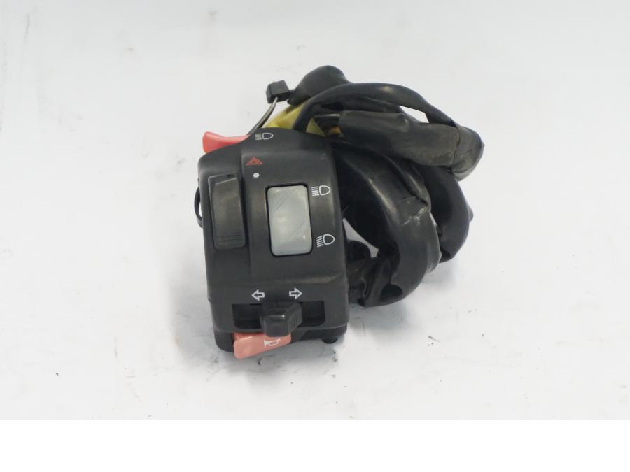 Framsidan på Styrelreglage från en Suzuki DL 1000 -2003 motorcykel.