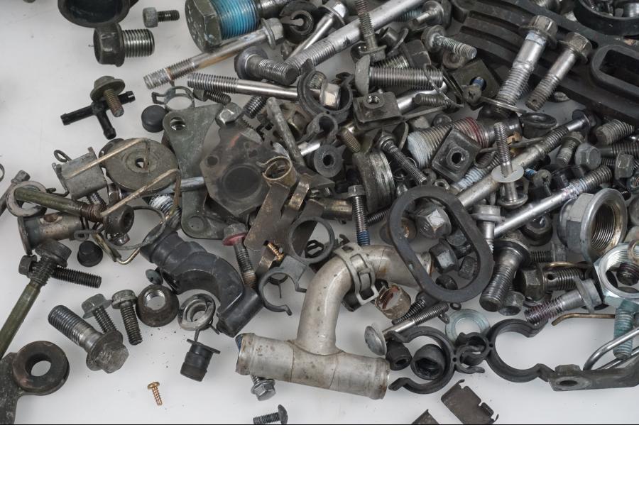 Baksidan på Skruv / Mutter etc från en Yamaha XJ 900 S -1997 motorcykel.