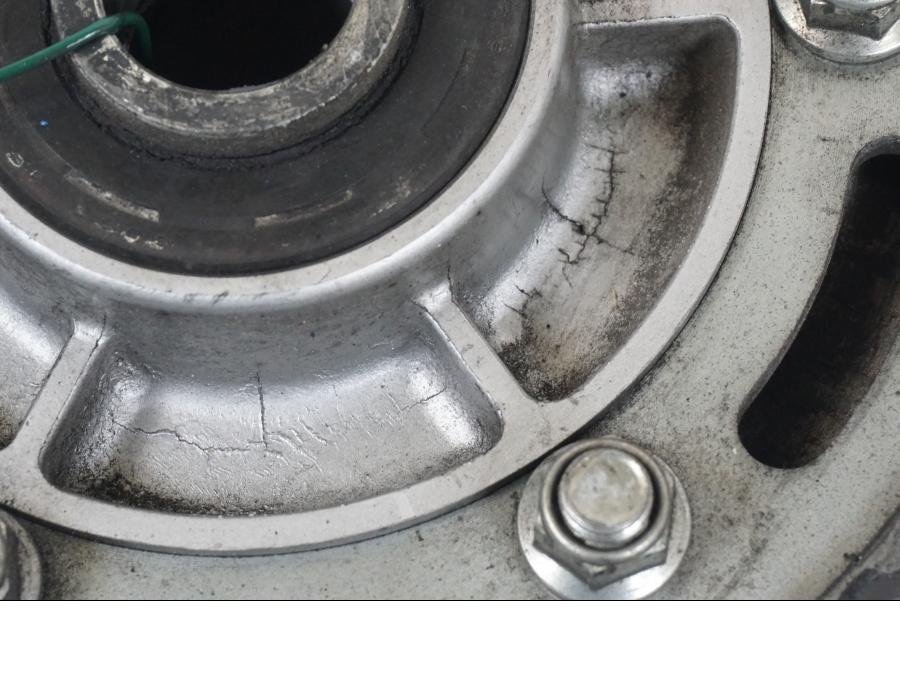 Snett nerifrån på Drevfäste från en Suzuki GSX 1300 RX -1999 motorcykel.