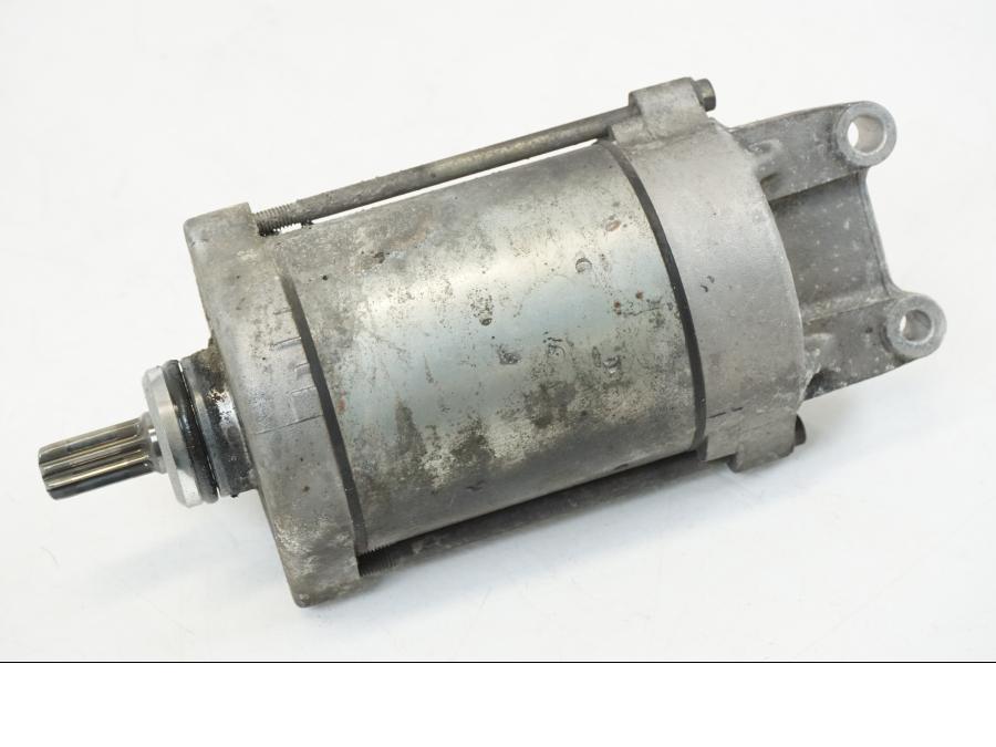 Snett nerifrån på Startmotor från en Honda XL 1000 V -1999 motorcykel.