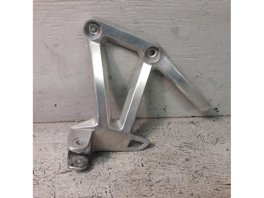 Framsidan på Fotpinnefäste från en Yamaha FZ-S 600 -2000 motorcykel.