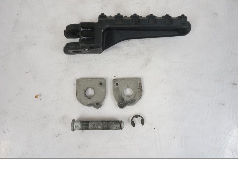 Framsidan på Fotpinne från en KTM 1290 Super Duke -2019 motorcykel.