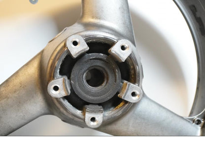 Baksidan på Fälg från en Kawasaki ZX-9R -1994 motorcykel.