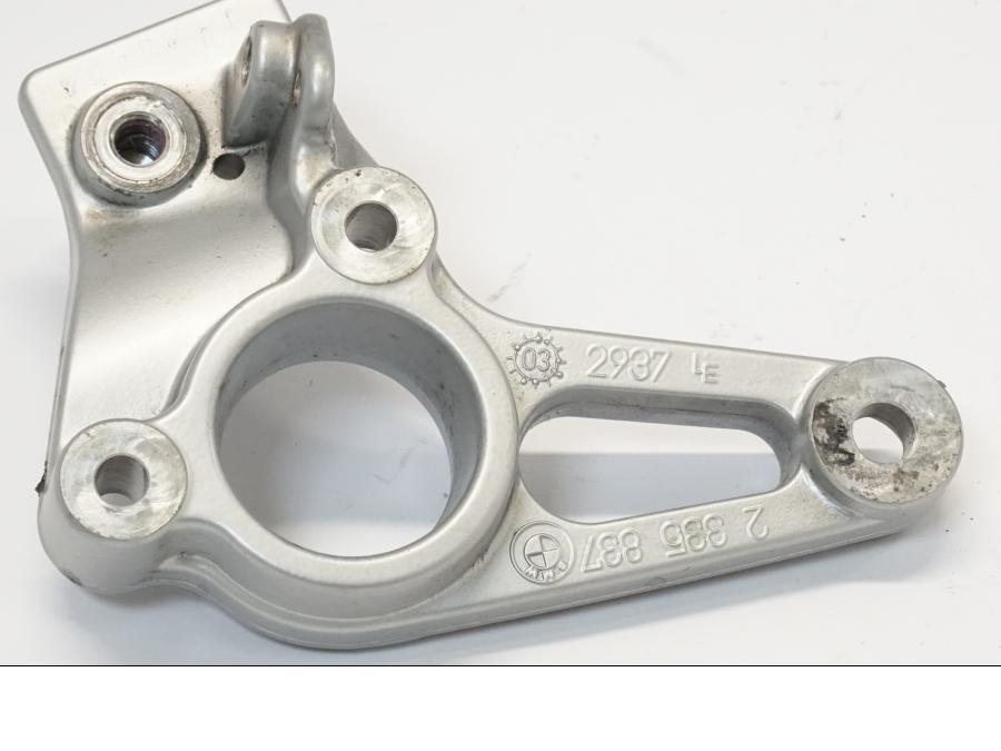 Snett uppifrån på Fotpinnefäste från en BMW R 1150 RS -2004 motorcykel.