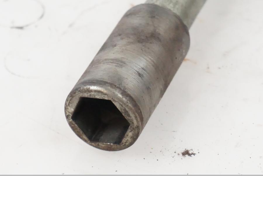 Vänster sida på Axel från en Triumph Rocket III -2007 motorcykel.