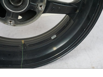 Snett nerifrån på Fälg från en Honda CBR 1000 RR -2004 motorcykel.