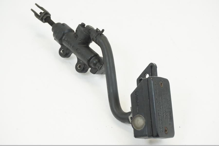Baksidan på Bromshuvudcylinder från en Suzuki VL 1500 -1999 motorcykel.