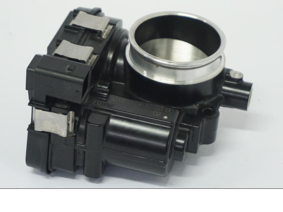 Vänster sida på Spjällhus från en BMW R 1250 GS -2022 motorcykel.