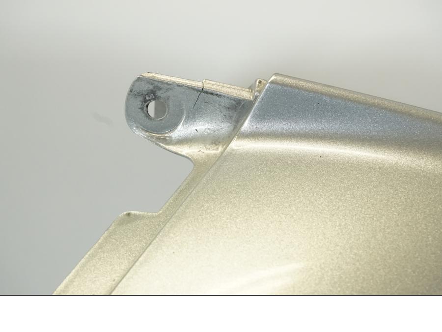 Höger sida på Sidkåpa från en Honda VFR 800 -2003 motorcykel.