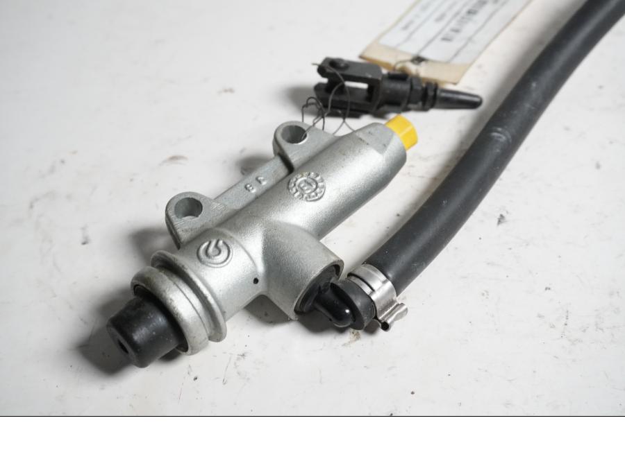 Vänster sida på Bromshuvudcylinder från en BMW S 1000 RR -2014 motorcykel.