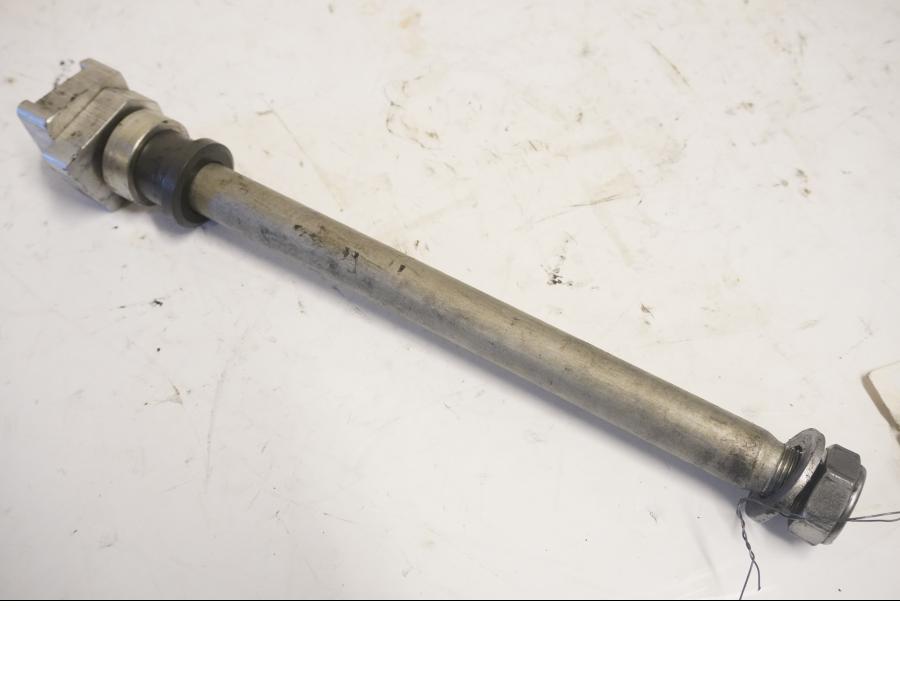 Framsidan på Axel från en Triumph Bonneville -2012 motorcykel.