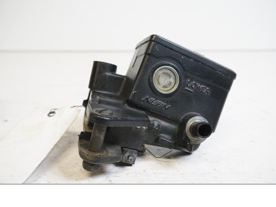 Framsidan på Bromshuvudcylinder från en Yamaha XJR 1300 -2000 motorcykel.