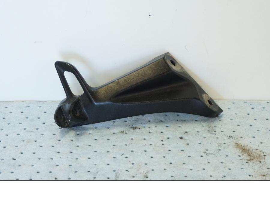 Baksidan på Fotpinnefäste från en Suzuki GSX 1300 BK -2008 motorcykel.