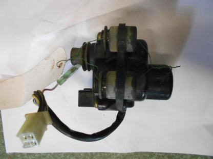 Baksidan på Avgasspjällmotor från en Yamaha YZF 1000 R -1997 motorcykel.