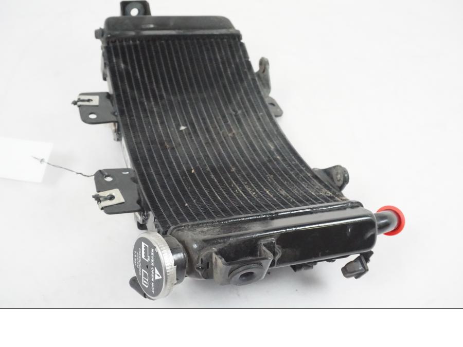 Höger sida på Vattenkyl från en KTM 390 Adventure -2021 motorcykel.