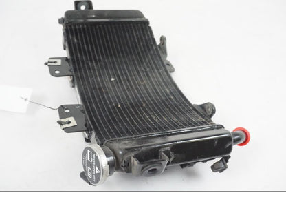 Höger sida på Vattenkyl från en KTM 390 Adventure -2021 motorcykel.