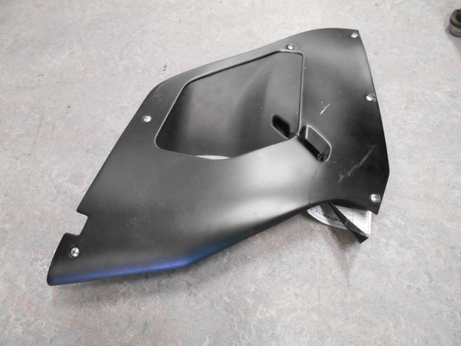 Baksidan på Sidkåpa från en Aprilia RSV 1000 -2003 motorcykel.