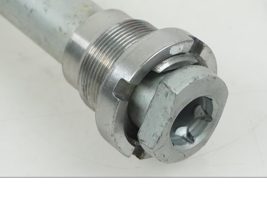 Baksidan på Axel från en Honda CBR 1000 -2005 motorcykel.