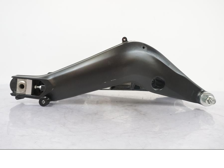 Snett nerifrån på Sving från en Yamaha MT-09 -2020 motorcykel.