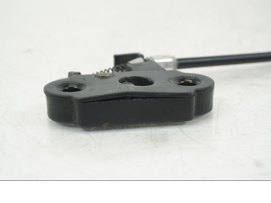 Höger sida på Sadellåsmekanism från en Ducati Hyperstrada -2013 motorcykel.