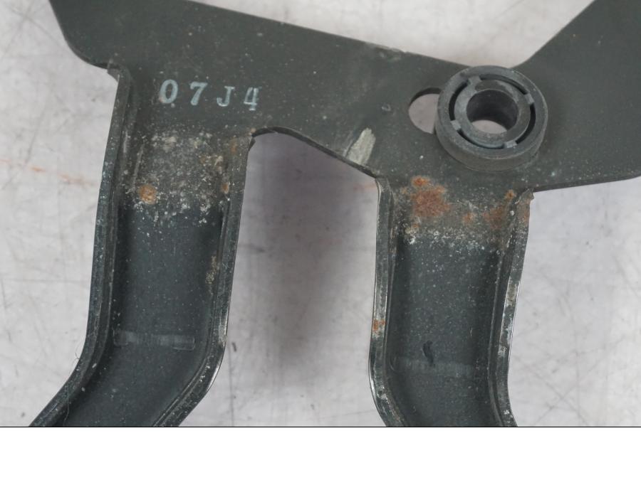 Vänster sida på Instrumentfäste från en Suzuki GSF 1250 -2010 motorcykel.