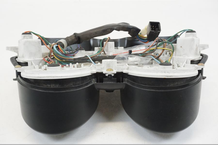 Snett nerifrån på Instrumentpanel från en Honda XL 1000 V -1999 motorcykel.