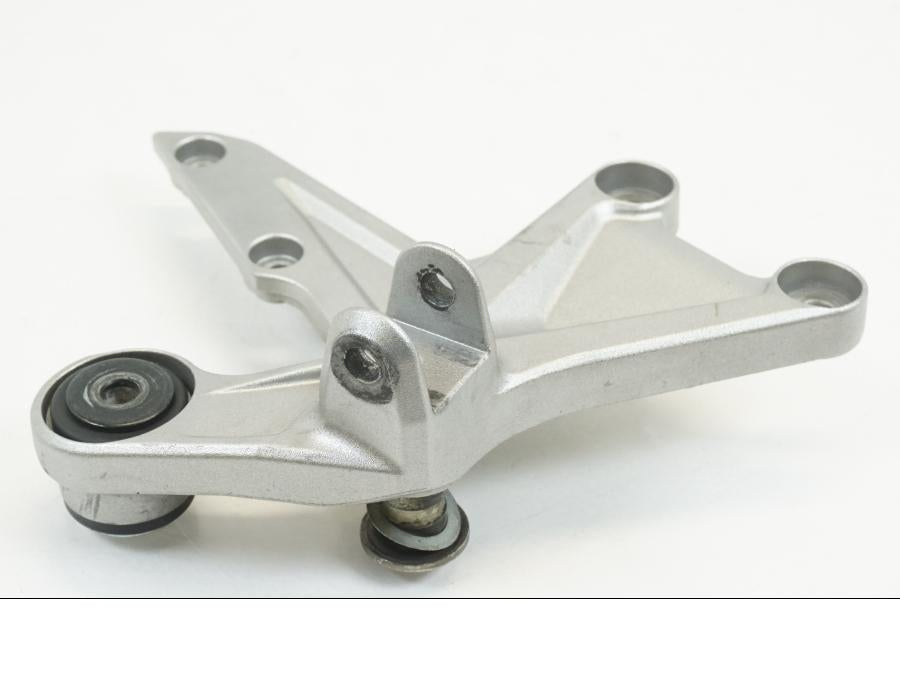 Baksidan på Fotpinnefäste från en Honda CBR 1000 RR -2010 motorcykel.