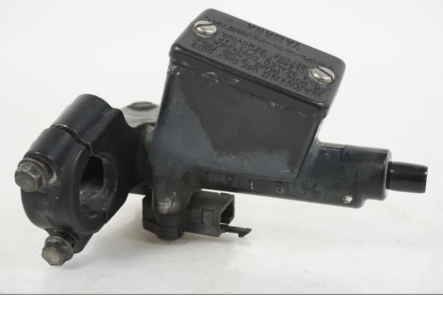 Höger sida på Bromshuvudcylinder från en Yamaha FZR 1000 -1990 motorcykel.