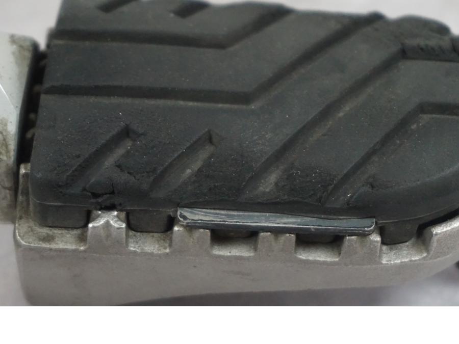 Höger sida på Fotpinne från en Triumph Tiger -2009 motorcykel.